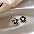 Elegante goldene Blumenohrringe mit schwarzen Emaille-Blüten und weißen Perlenakzenten - Gold Schwarze Blume Kamelie Perle Stil (A070)