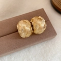Eleganti orecchini a lobo dorati a forma di C con un design unico a trama incrociata - Grande / Oro