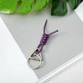 Portachiavi intrecciato viola fatto a mano con clip in metallo su sfondo grigio moderno - Viola + Fibbia Rotonda + Anello a Molla Triangolare