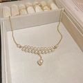 Nahaufnahme der zweireihigen Perlenhalskette mit Goldkette und Tropfenanhänger - Weiße Perlenkette