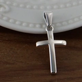 Pendentif croix en acier inoxydable argenté poli sur bois sombre et céramique - Croix / Acier