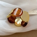Détail d'un bracelet élastique avec segments en acrylique ambre et métal doré - Café Foncé