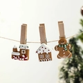 Detail von Lebkuchenzug und Haus-Harzclips, hängend an einer festlichen Weihnachtsbaumschnur - Haus- und Zug-Stil (3er-Set)