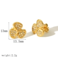 Macro di orecchini a fiore in oro 18k con zirconi bianchi e misure di dimensioni esatte - Orecchini a Bottone Fiore a Tre Petali con Zirconia (TE6892)