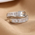 Anello aperto a fibbia con zirconi a baguette su sfondo di seta dorata - Aperto Regolabile / Argento