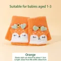 Detail van oranje gebreide kinderhandschoenen met vossenmotief en handige klapfunctie - Aanbevolen 0-3 Jaar / Oranje