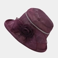 Detailansicht eines dunkelvioletten Sonnenhuts mit eleganter Netzblume und Spitze - Dunkelrot