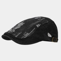 Detail van zwarte denim baret met vintage wassing, graffiti print en metalen gesp - Zwart