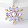 Broche flocon de neige élégante avec placage or, cristaux AB et une perle centrale - Base Dorée / Cristal Dégradé Irisé / Violet