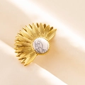 Detail eines fächerförmigen Goldrings mit Sonnenstrahlen und weißer Marmoreinlage - Gold Weiß Stil (J545-G-W)