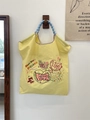 Détail du sac cabas jaune avec broderie de cœurs et anses en corde tressée bleue - LOVE Jaune