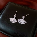 Detalle macro de pendientes de plata en forma de abanico con circonitas brillantes - Plata (Pin de plata)