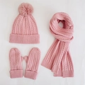 Ensemble d'hiver rose tricoté comprenant bonnet à pompon, écharpe et moufles - Rose
