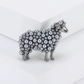Elegante spilla a forma di pecora con perle grigie e dettagli in strass su base bianca - Perla Grigia/Metallo Argentato
