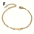 Detailaufnahme von 18K vergoldetem Armband mit Buchstaben-F-Anhänger und Karabinerverschluss - Buchstabe F