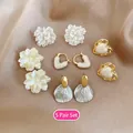 5-pair vintage French style earrings set featuring pearl flowers and heart shapes - 70# Silver Needle - Gold/White (10-Piece Set)