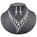 Detailopname van bruidssieraden set met parels en kristallen op een halsmodel display - Halsketting En Oorbellen Stijl (492)