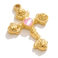 Pendente a croce in acciaio dorato con pietra rosa a forma di cuore su sfondo bianco - Croce di rosa dorata con gemma a cuore rosa / Rosa