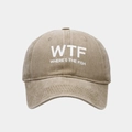 Makroaufnahme der gewaschenen Khaki-Baseballkappe mit WTF-Transferdruck und Vintage-Struktur - Verstellbar / Khaki