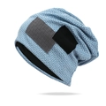 Berretto slouchy blu e bianco testurizzato con dettagli patchwork decorativi su sfondo bianco - Blu