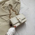 Elegante weiße Handtasche mit Krokodilmuster und goldener Metallkette für Damen - Weiß
