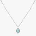 S925 Sterlingsilber Halskette mit irisierendem blauen Oval-Opal Anhänger auf Weiß - 925 Sterlingsilber
