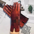 Winter-Strickhandschuhe mit rot-orangefarbenem Karo-Gradient und Touchscreen-Spitzen - Einheitsgröße / Rot