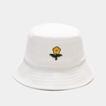 Dettaglio ravvicinato del ricamo a fiori gialli su cappello a secchiello bianco - M (56-58cm) / Bianco
