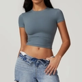 T-shirt sportiva slim fit blu polvere per yoga abbinata a pantaloncini di jeans casual - S / Grigio Blu