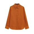 Détail du col d'une chemise en lin orange brûlé montrant la texture et l'étiquette - XS / Hauts / Chemise orange