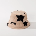 Detalle de gorro de pescador de piel sintética caqui con patrones de estrellas negras - M / Albaricoque
