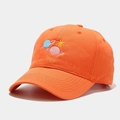 Vue détaillée de la casquette de baseball en coton orange avec broderie de planète - Orange