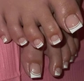 Dettaglio di unghie finte per piedi stile french pedicure con punte bianche e base rosa - FW119
