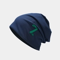 Detalle del gorro de punto azul marino con bordado 7th verde y textura elástica - Talla única / Azul marino