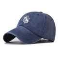 Dettaglio del cappellino in cotone lavato blu navy con ricamo a farfalla e fiamme bianche - Regolabile / Blu navy