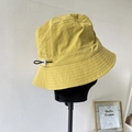 Dettaglio cappello alla pescatora giallo in nylon con coulisse elastica regolabile - Giallo