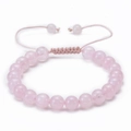 Detail eines handgewebten Armbands aus rosa Naturstein mit verstellbarem Kordelzug - Rosenquarz