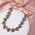 Collana vintage dorata con nodi celtici in smalto nero su elegante seta rosa - Collana