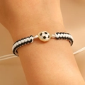 Macro-opname van de handgemaakte nylon voetbalarmband met zwart en wit vlechtwerk - Voetbal (11491)