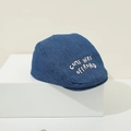 Detail der Baby-Baskenmütze aus Denim mit weißer 3D-Stickerei und Vintage-Textur - 48-52cm (1-3 Jahre) / Blau