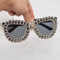 Occhiali da sole cat eye con montura a catena cubana e cristallo a goccia centrale - Argento