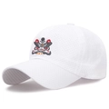 Cappellino bianco in mesh con ricamo tradizionale della danza del leone per il sole - Regolabile / Bianco con Ricamo Grigio