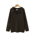 Dettaglio del maglione in maglia marrone scuro con trama soffice e colletto a polo - Taglia unica / caffè