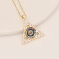 Detailansicht der goldenen Dreieck-Halskette mit buntem Regenbogen-Auge und Zirkonia-Inlay - Regenbogen Augen Stil(7#)
