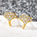 Macro de boucles d'oreilles cœur plaquées or 18k avec strass sur surface texturée - Ginkgo