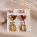 Set de 3 pares con pendientes de corazón en resina ámbar y perlas cuadradas doradas - Set de 3 pares / Juego de Seis Piezas Dorado