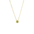 Detail der goldenen Titanstahlkette mit rundem grünem Zirkonia-Solitär-Anhänger - Gold - August (Peridotgrün)