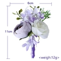 Lila Hochzeitsanstecknadel mit weißen Rosen und Beeren auf minimalistischem Grund - Ansteckblume