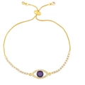 Dettaglio macro del bracciale occhio greco con zircone viola e chiusura a sfera dorata - Viola
