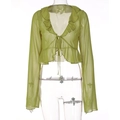 Detalle de blusa de gasa verde con volantes, escote en V y cierre de lazo frontal - S / Verde